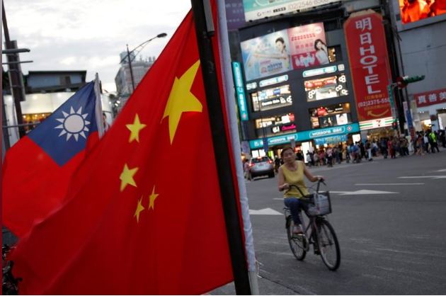 علما الصين وتايوان في صورة من أرشيف رويترز